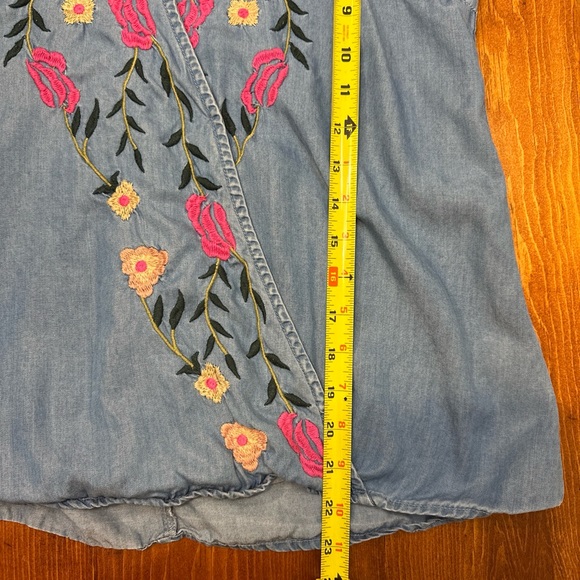 Francesca’s Blue Rain Size M Floral Embroidered Chambray Denim Cold Shoulder Top - Picture 5 of 12